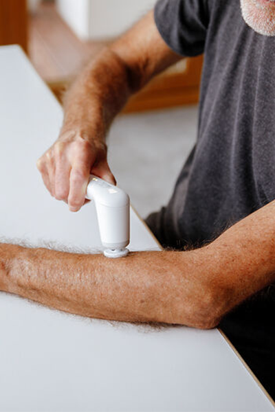 Das Bild zeigt einen älteren Herren, der das Novafon verwendet.