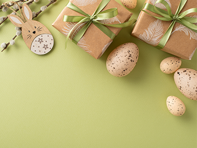 Oster Collage mit Grünem Hintergrund, auf der rechten Seite sind Eier, Hasen und Geschenke und Weiden Äste mit Knospen.