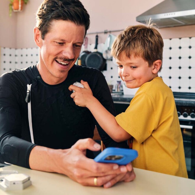 Vater trägt Exopulse Suit und spielt mit seinem Sohn.