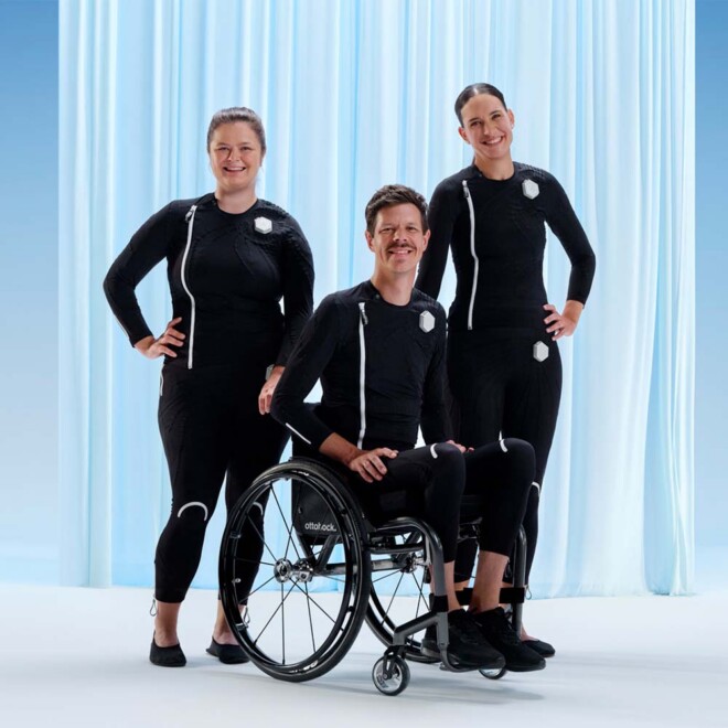 Exopulse Suit wird von verschiedenen Menschen getragen.