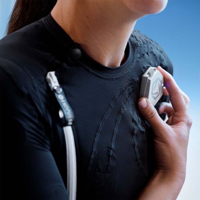 Der Exopulse Suit wird von einer Jungen Frau getragen.