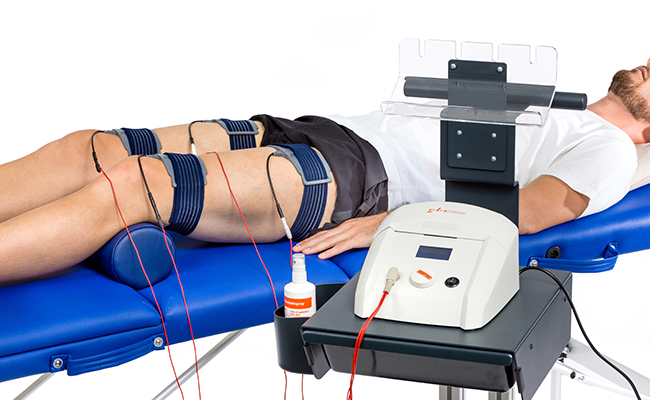 Mann liegt auf Krankenmatte und ist mit Elektroden verbunden.