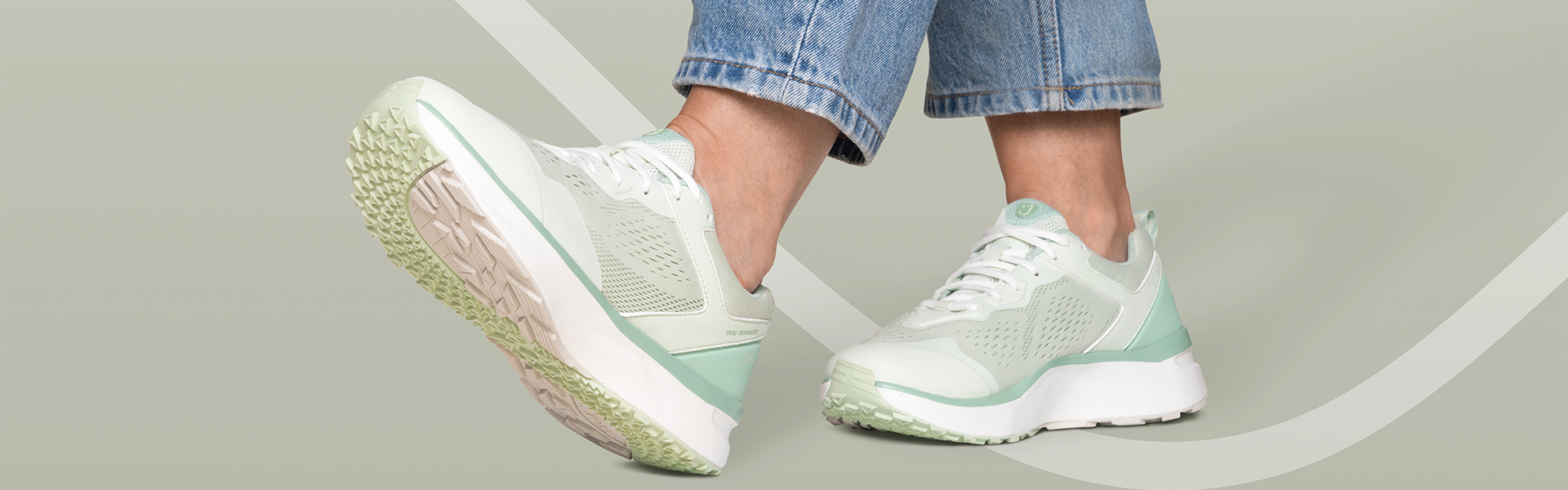 Person trägt hellgrüne Joya Sneaker mit dämpfender Sohle und Jeans beim Gehen