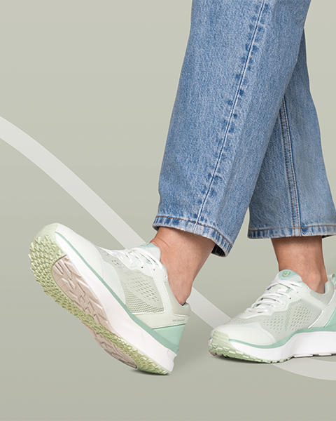 Person trägt hellgrüne Joya Sneaker mit dämpfender Sohle und Jeans beim Gehen
