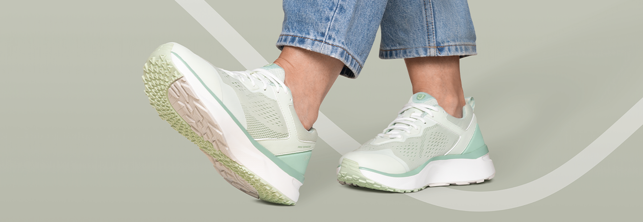 Person trägt hellgrüne Joya Sneaker mit dämpfender Sohle und Jeans beim Gehen