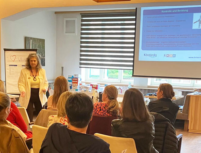 Teilnehmende sitzen im Seminarraum und hören aufmerksam der fachkundigen Leitung beim bständig Stoma-Seminar Krems 2026 zu.