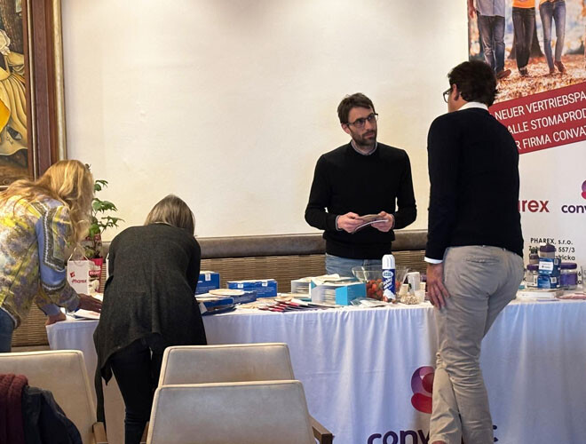 Firmenvertreter erklärt Stoma-Materialien im Gespräch mit Teilnehmer beim bständig Stoma-Seminar Krems 2026