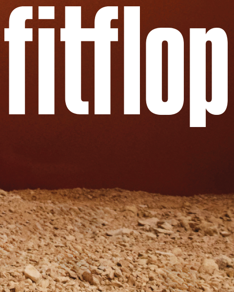 Fitflop Banner, Person trägt Hellbraune fitflop Schuhe und steht auf Schotter, der Hintergrund ist braun.
